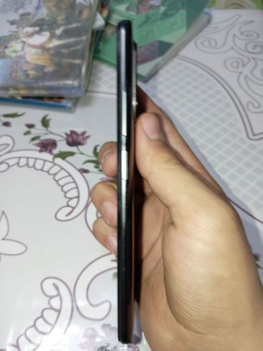 Poco F3 orqa kamera steklo singan lekin qolgan hammasi joyida