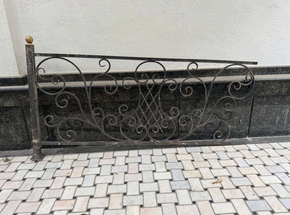 Железные перила.
