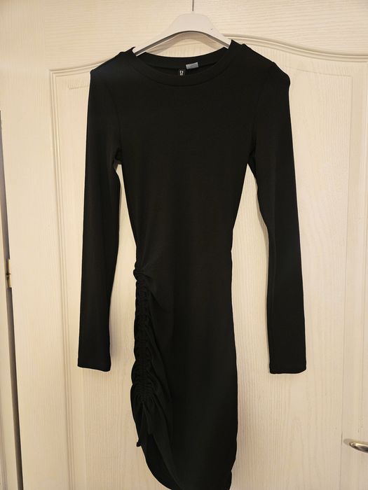 Дамска черна рокля  H&M с набран ефект