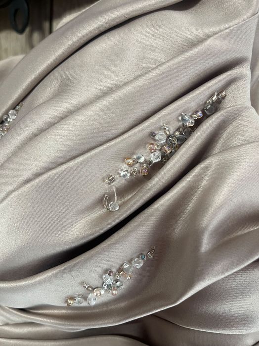 Абитуриентска рокля в неутрален цвят.