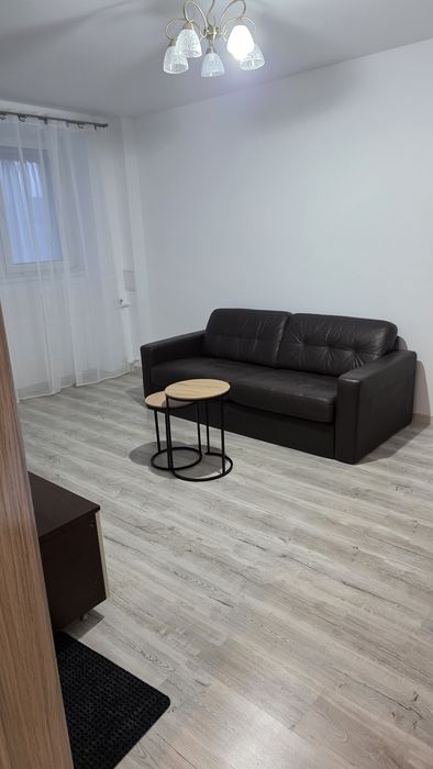 Apartament cu trei camere de închiriat!