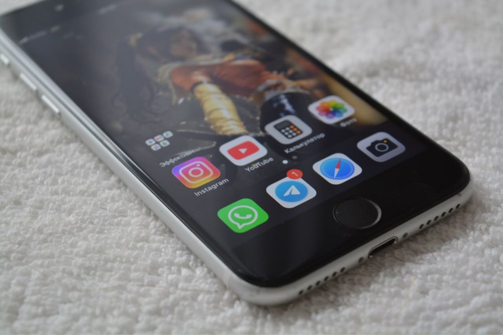 Продам iPhone SE 2 64gb