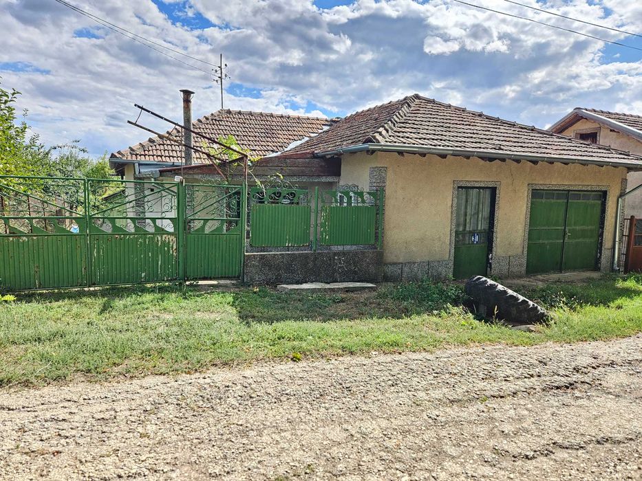Продавам къща в с. Ценович