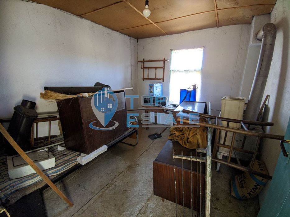 Двуетажна тухлена къща в Еленския балкан