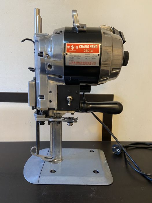 Vând mașină de croit(curis)