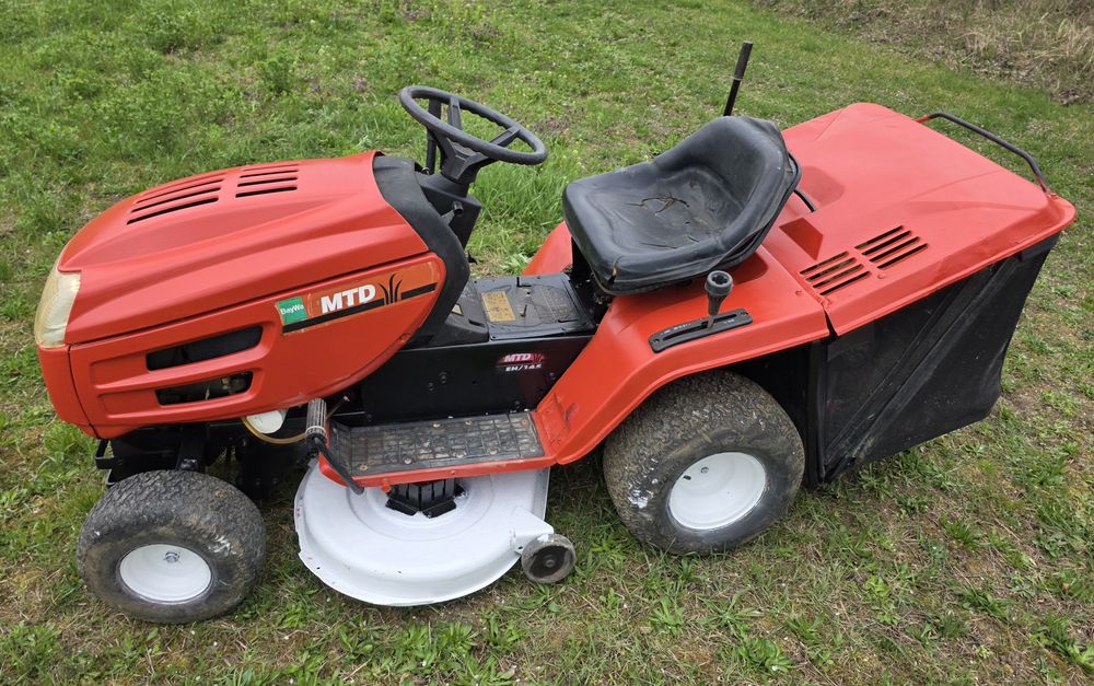 Tractor tractoras de tuns gazon iarba
