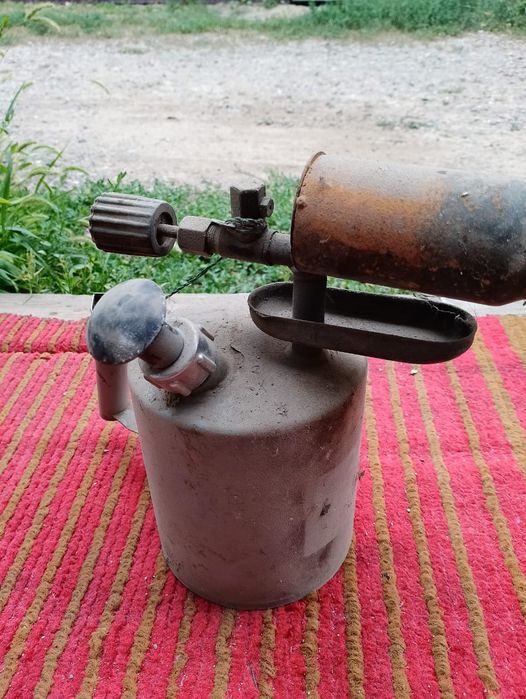 Паяльнпя лампа времен СССР.