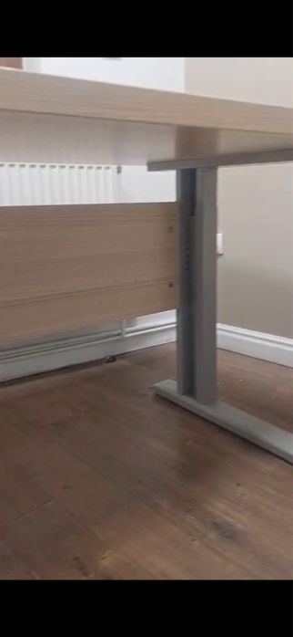 Vand masa crem solida cu regaj inaltime structura fier 150x80 cm aproape noua folosita 5 luni birou mobila dulap casa iasi centru ofer transport