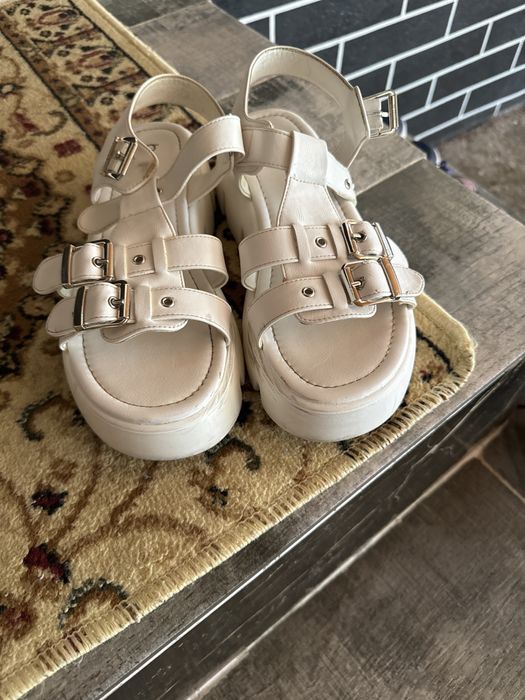 Обувь белые боссоножки