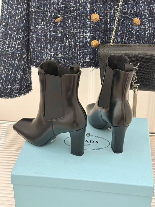 Продаются классные ботинки Прадо ( Prada) 39 размер 60000 срочно