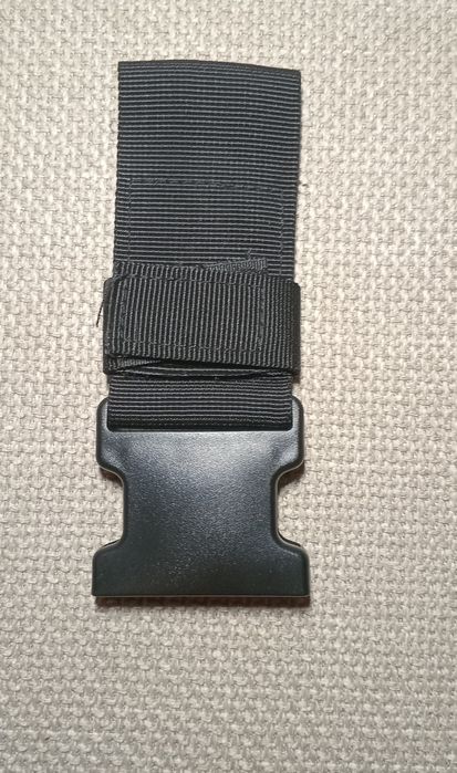 Toc de pistol cu prindere pe coapsa.