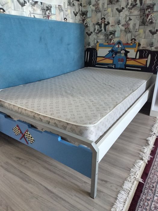 Продам кровать, стол и шкаф для одежды