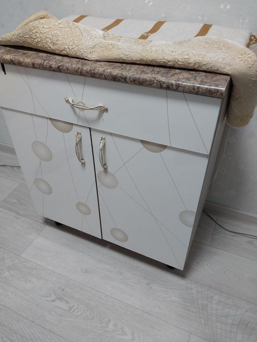 продам тумбу шкафчик  с полками