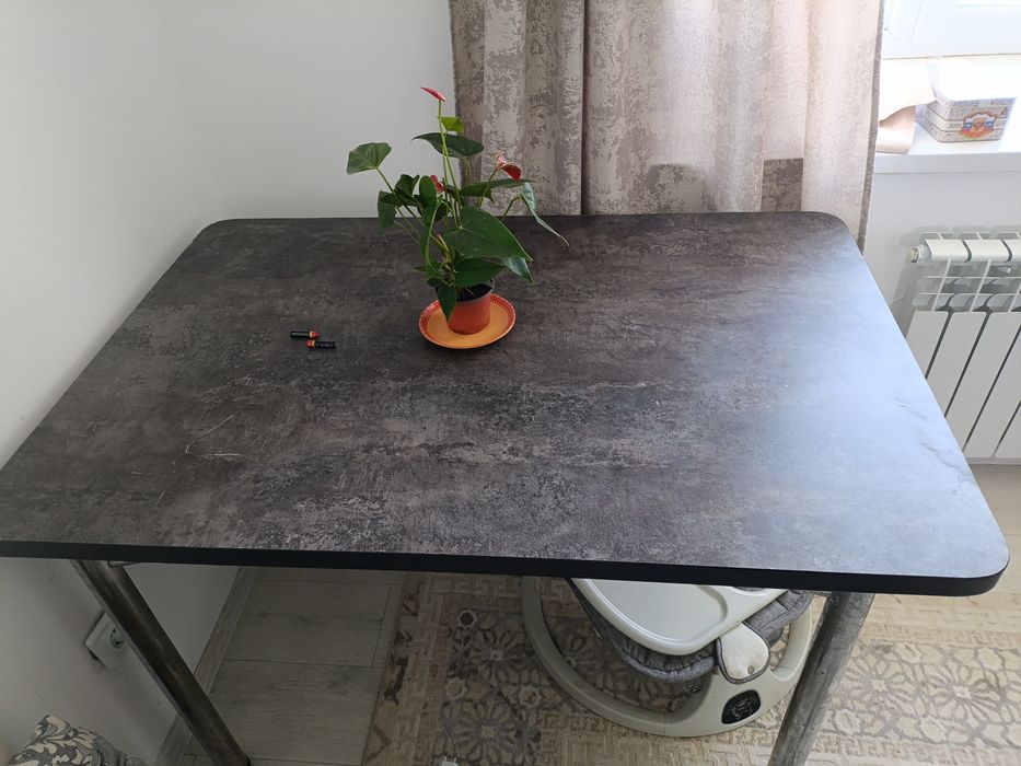 Продам стол  120см×80см