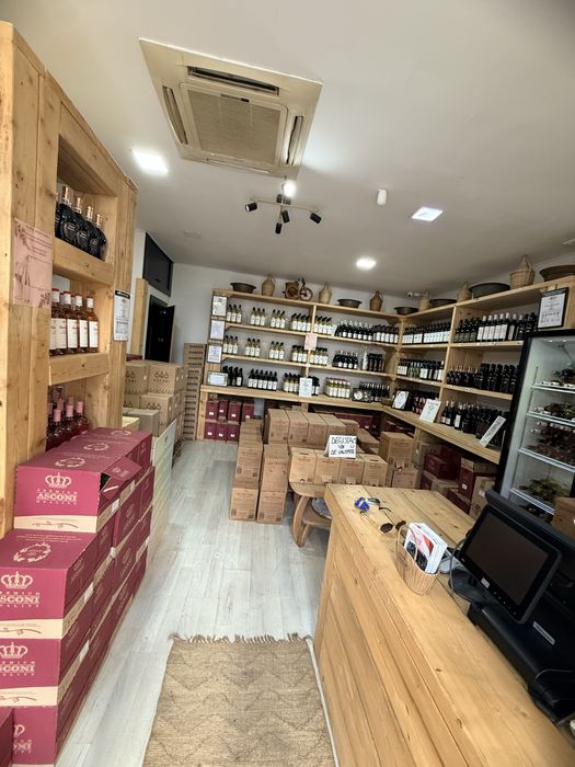 Inchiriez spatiu comercial !!!La strada !!! 50mp , dodat cu aer conditionat si centrala , baie ,