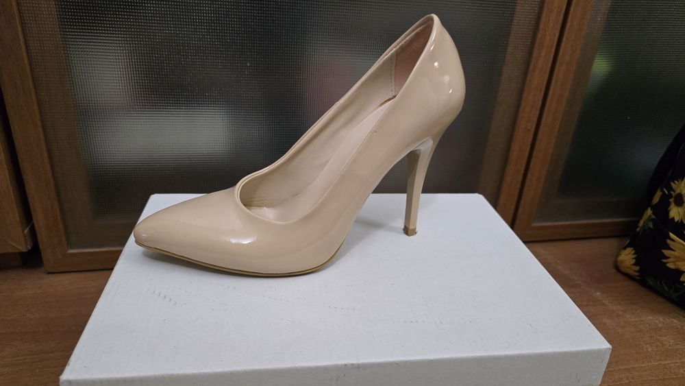 Обувки на висок ток