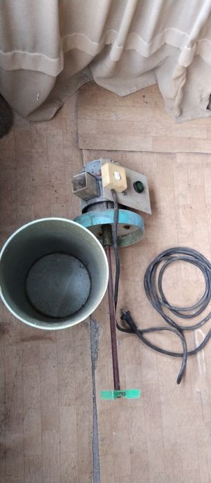 Голям миксер за разбъркване на мляко и др.течности