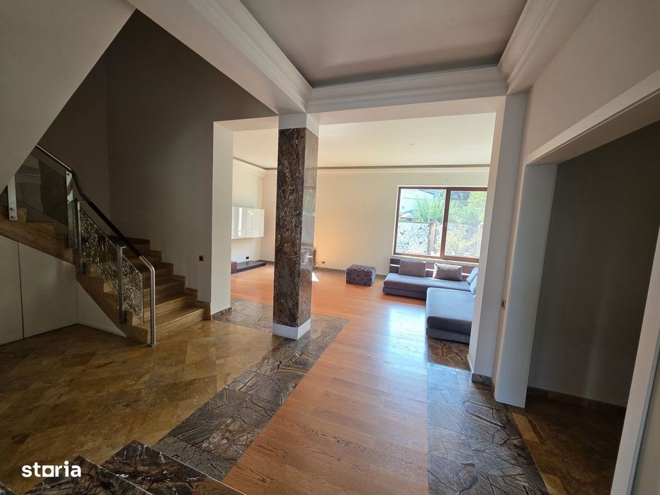 Casă de închiriat cu 6 camere în Damaroaia