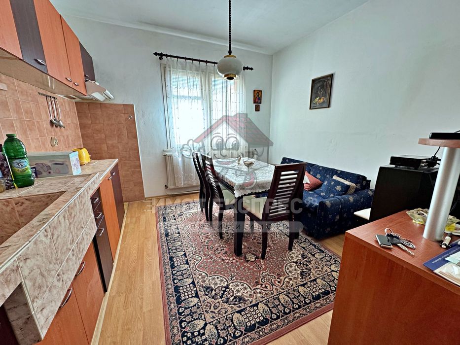 Многостаен апартамент, с изба, до планината, кв.Изток