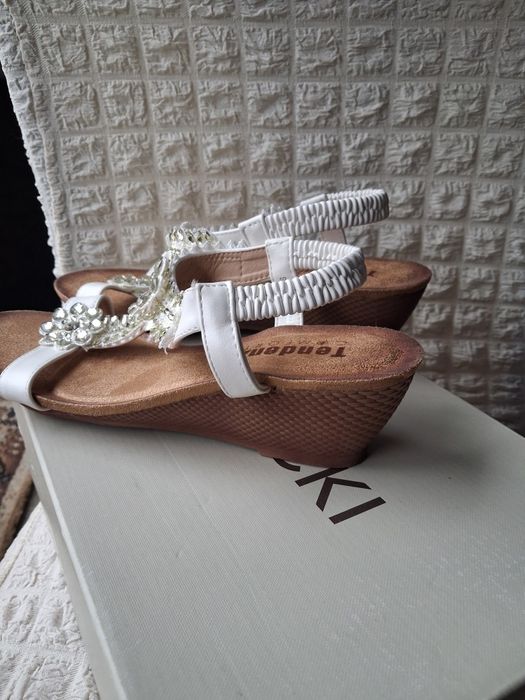 Елегантни бели сандали с камъни - Tendenz Comfort