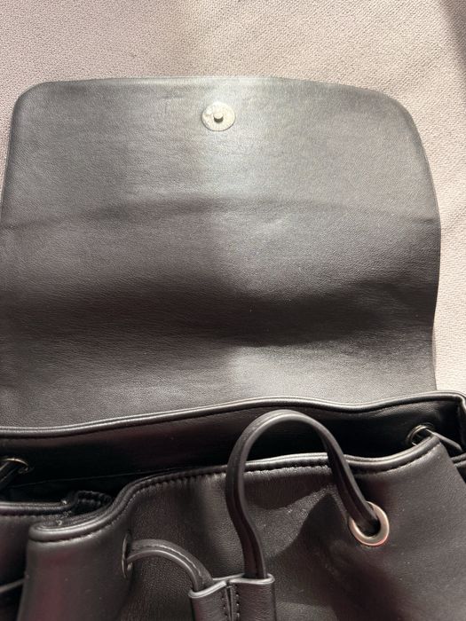 Черна раница марка About you