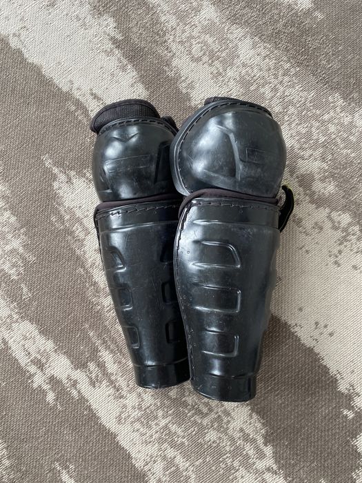Продам нагрудники и щитки и шлем