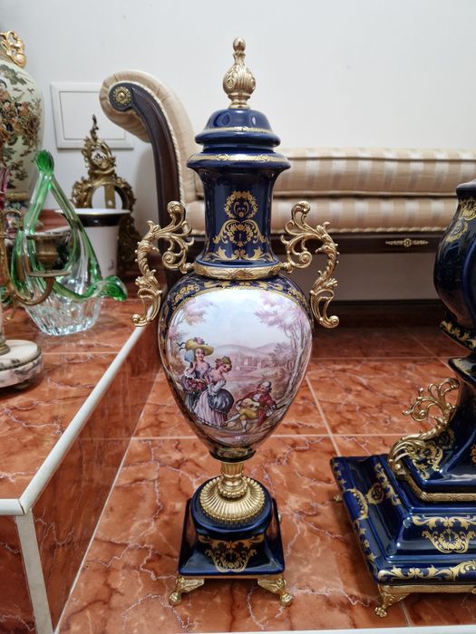 Страхотен италиански порцеланов каминен часовник с 2 декораций