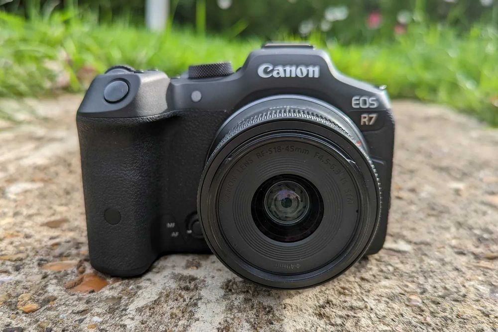Canon EOS R7 complet,model mai vechi