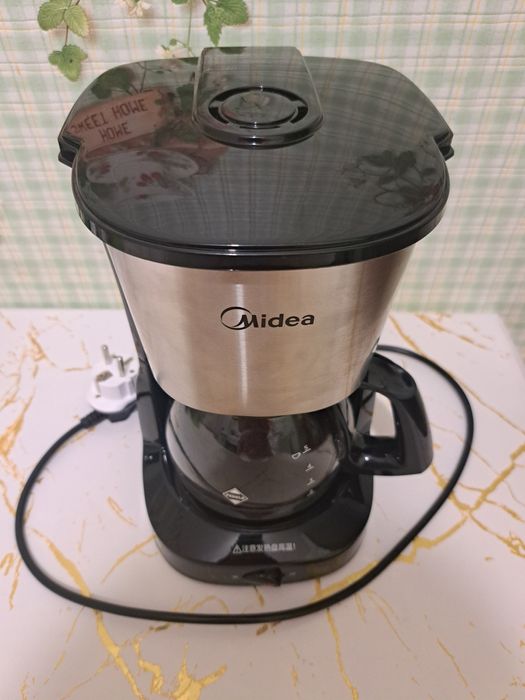 Продам капельную кофеварку Midea