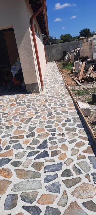 Piatră naturală de munte montaj și transport oriunde în tara