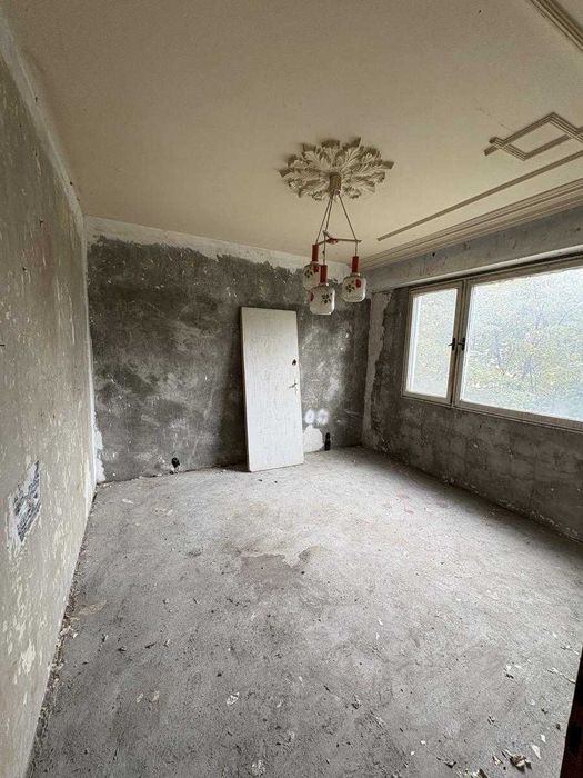 Продавам тристаен апартамент на комуникативно място