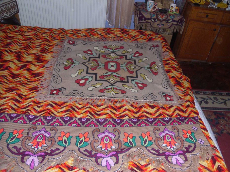 fata masa cu draperie cusute chelim