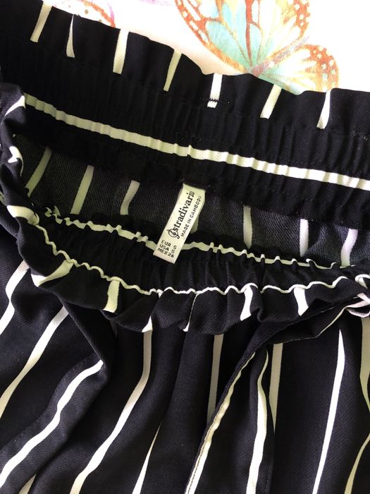 Pantaloni largi Stradivarius