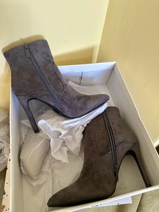 Три цвята велурени боти закупени от Humanic