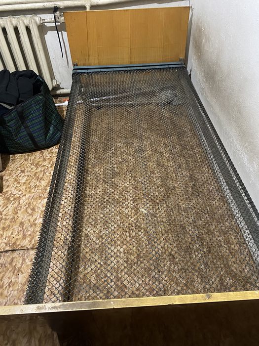 Отдам кровать на пружине