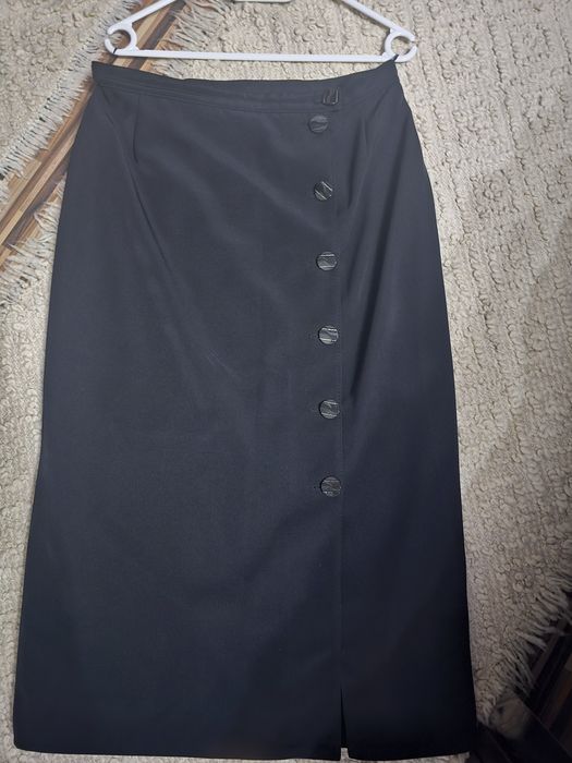 Fusta dreapta cu nasturi pe picior