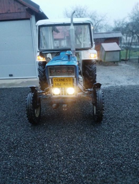 Vând tractor Ford 2000