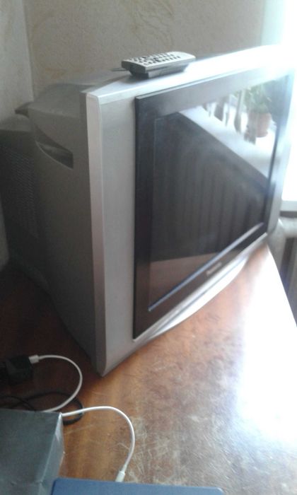 Телевизор Panasoniс старого образца.