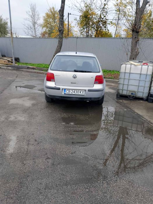 Голф 4 !!!  Колата е на метан