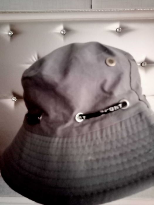 Панама серебристого цвета