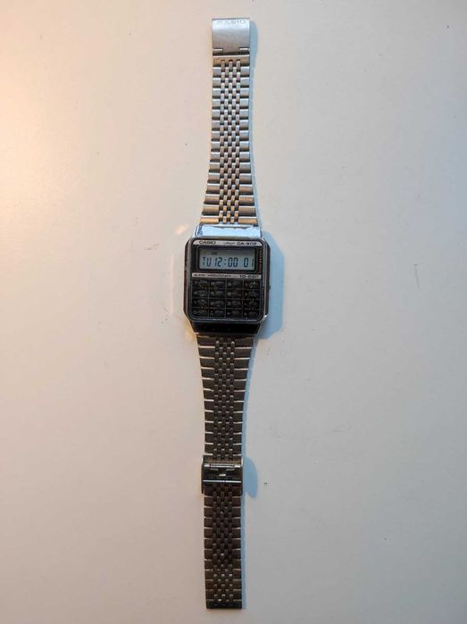 Продават се ретро ръчни електронни часовници с калкулатор CASIO