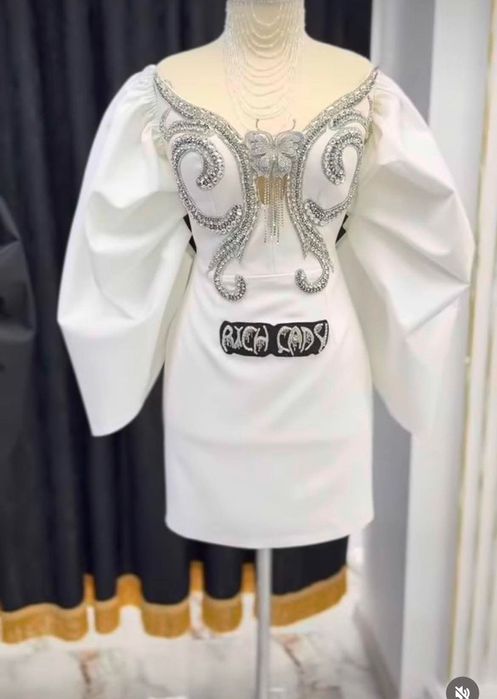 Бяла къса рокля с камъни