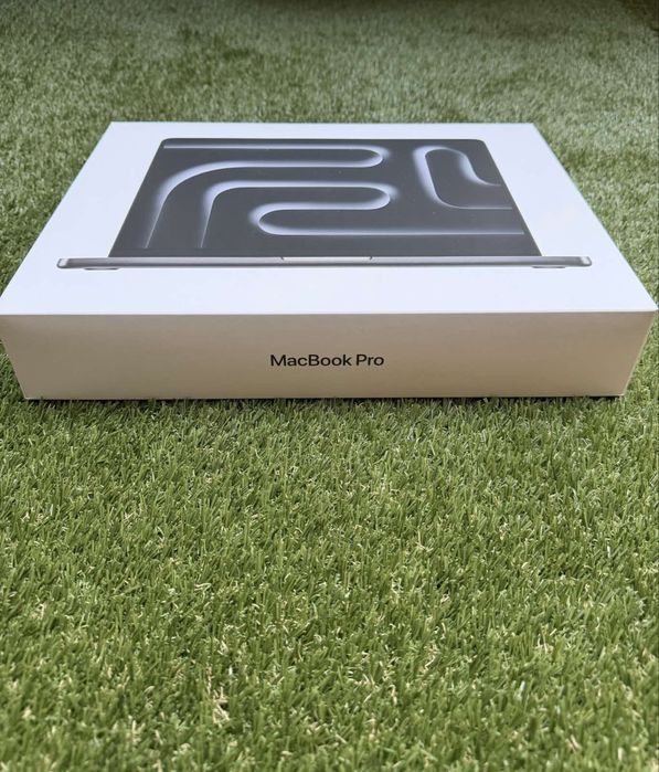 Ipfone mak bock M5 chip 24 GB 1 tera bait