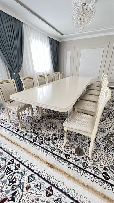 Большой стол со стульями