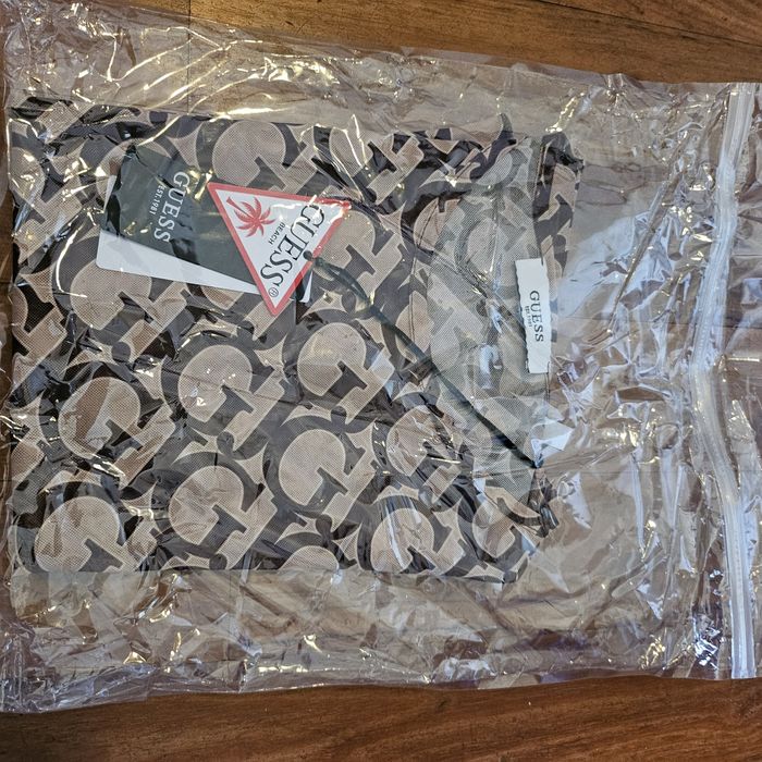 Блуза с къс ръкав Guess, отговаря на размер М