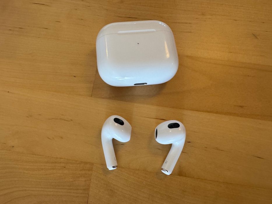 Apple AirPods 3 с MagSafe + нов защитен case