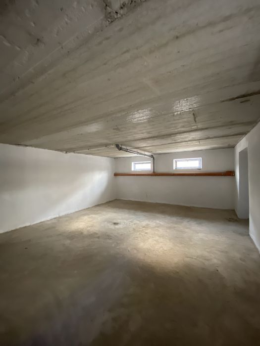 Noturar bino sotiladi