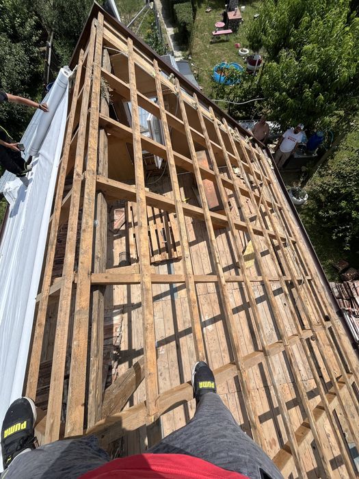 Executam acoperisuri si mici reparati izolati carton bituminos