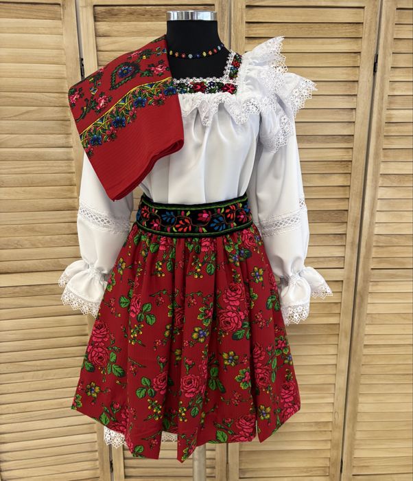 Costum popular/traditional de Maramures pentru femei autentic, complet