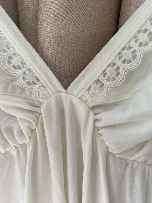 Rochie albă, vaporoasă, cu detalii delicate din dantelă